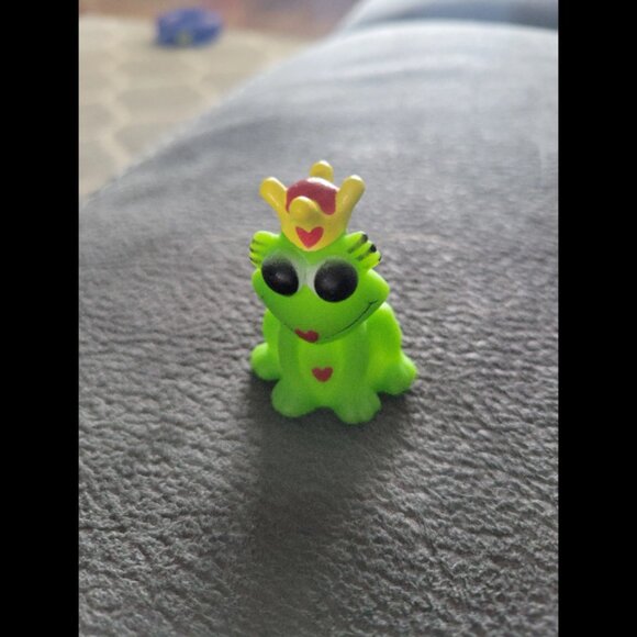 Valentine rubber frog finger puppet toy - Picture 1 of 2